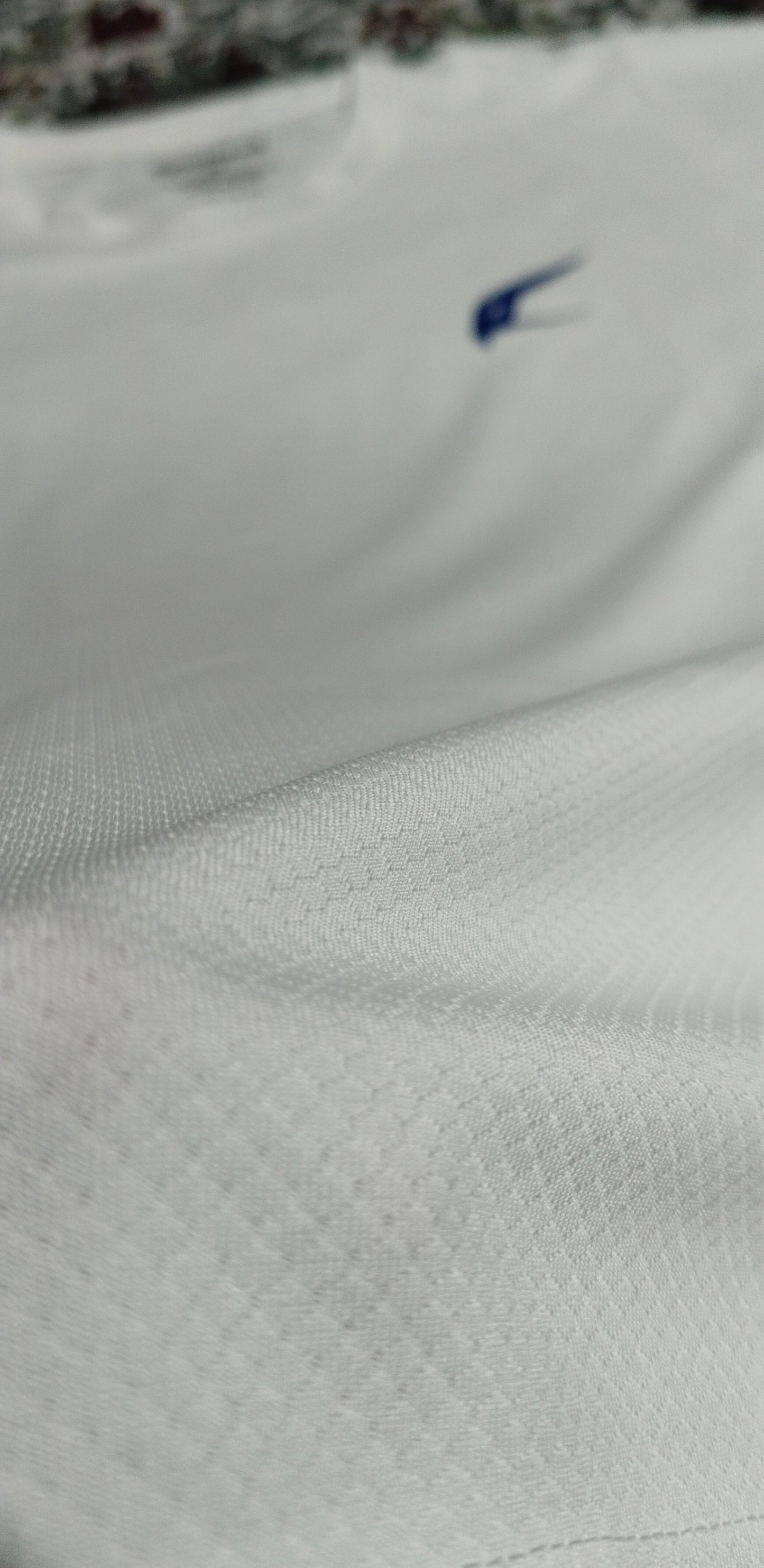 Sporty febric t-shirt.